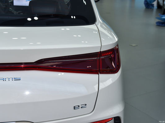 Les véhicules électriques 2024 Byd E2 Lux Edition Blanc avec bras arrière et faisceau de torsion