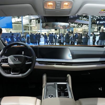 Système de freinage électromagnétique de voiture à essence Changan Uni-V 1,5 t à 5 places et entraînement en freinage à grande vitesse