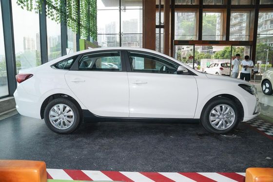 Changan Eado Car EV460 Véhicule électrique EV avec batterie LiFePO4 et 4 sièges