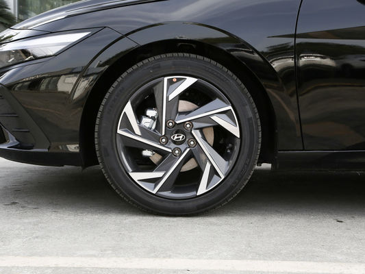 Hyundai Elantra 2023 1.5L CVT Lux Edition Véhicule à essence et cylindrée 1000-1600CC