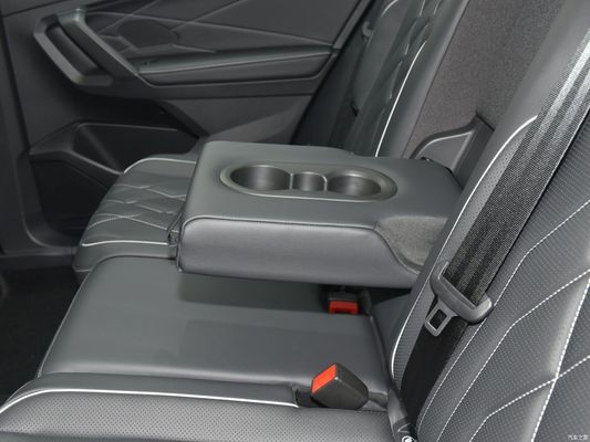 Le véhicule est équipé d'un système de freinage.