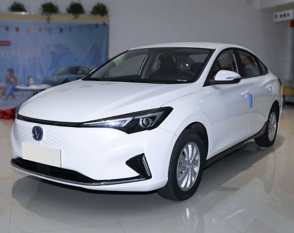 Sédane à direction gauche Changan Eado Voiture électrique EV460 Sédane pour la performance